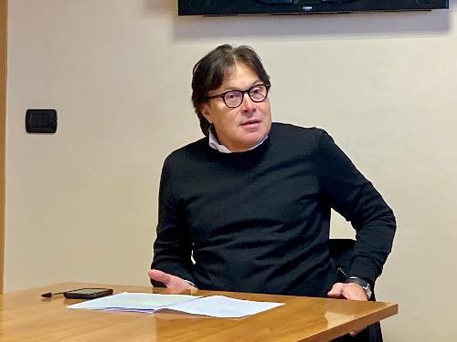 L'assessore regionale alle Attività produttive Sergio Emidio Bini durante l'incontro con i sindaci al Nip di Maniago