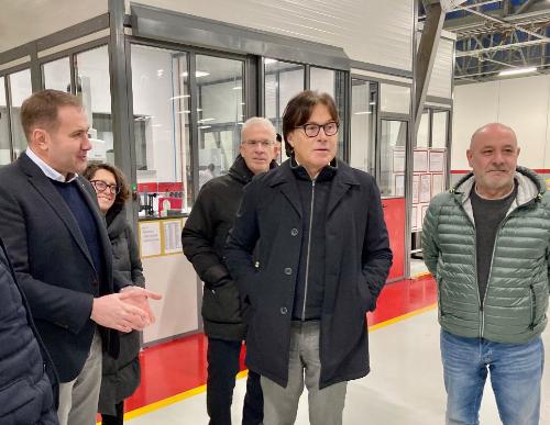 L'assessore Bini in visita allo stabilimento Siap di Montereale Valcellina.