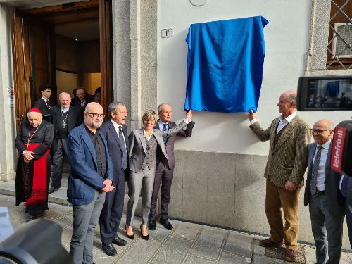L'assessore Barbara Zilli partecipa allo scoprimento della targa di intitolazione al Palazzo Maseri-Stringher, da oggi nuova sede della Fondazione Friuli a Udine.