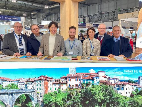 L'assessore regionale alle Attività produttive Sergio Emidio Bini visita gli stand del Fvg ad "Artigiano in fiera" a Milano