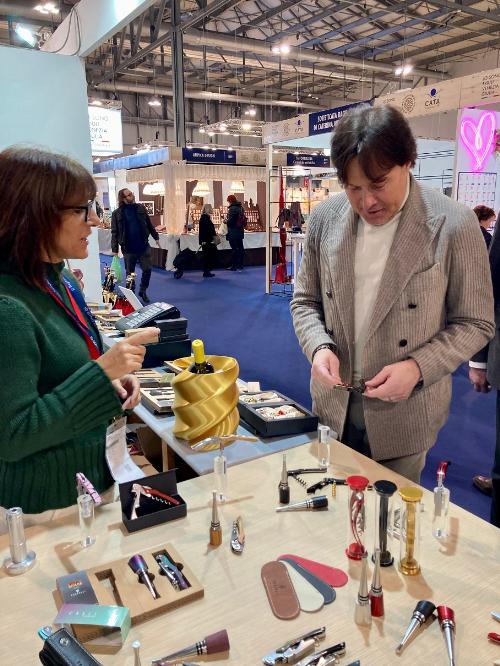 L'assessore regionale alle Attività produttive Sergio Emidio Bini visita gli stand del Fvg ad "Artigiano in fiera" a Milano