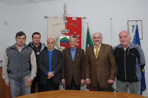 Riccardo Illy (Presidente Regione Friuli Venezia Giulia), Enzo Marsilio (Assessore regionale Risorse agricole, naturali, forestali e Montagna) e Renato Taurian (Sindaco Dogna) nel corso della visita al Comune di Dogna. (Dogna 29/10/07)
