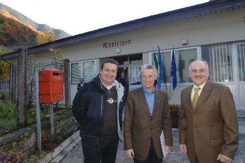 Riccardo Illy (Presidente Regione Friuli Venezia Giulia), Enzo Marsilio (Assessore regionale Risorse agricole, naturali, forestali e Montagna) e Renato Taurian (Sindaco Dogna) nel corso della visita al Comune di Dogna. (Dogna 29/10/07)
