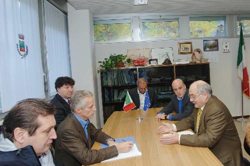 Riccardo Illy (Presidente Regione Friuli Venezia Giulia), Enzo Marsilio (Assessore regionale Risorse agricole, naturali, forestali e Montagna) e Renato Taurian (Sindaco Dogna) nel corso della visita al Comune di Dogna. (Dogna 29/10/07)
