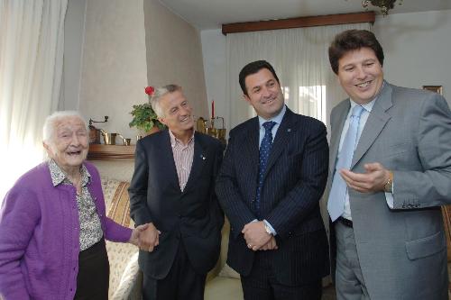 Caterina De Paoli, nonna acquisita dell'assessore regionale Franco Iacop, Riccardo Illy, Presidente Regione Friuli Venezia Giulia, Franco Iacop, Assessore regionale Autonomie locali, Andrea Mansutti, Sindaco Tricesimo. (Tricesimo 19/10/07)
