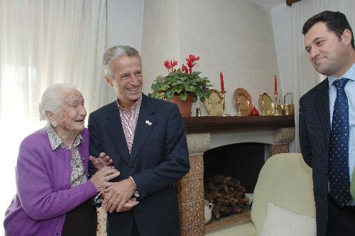 Riccardo Illy (Presidente Regione Friuli Venezia Giulia) in visita a Caterina De Paoli, nonna acquisita dell'assessore regionale Franco Iacop, insieme a Franco Iacop (Assessore regionale Relazioni internazionali, comunitarie e Autonomie locali). (Tricesimo 19/10/07)
