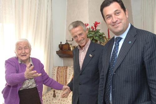 Riccardo Illy (Presidente Regione Friuli Venezia Giulia) in visita a Caterina De Paoli, nonna acquisita dell'assessore regionale Franco Iacop, insieme a Franco Iacop (Assessore regionale Relazioni internazionali, comunitarie e Autonomie locali). (Tricesimo 19/10/07)
