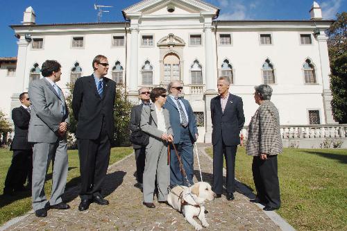 Riccardo Illy (Presidente Regione Friuli Venezia Giulia) in visita alla Villa di Luseriacco di Tricesimo con il Presidente onorario della Sezione provinciale di Udine dell'Unione italiana Ciechi e Ipovedenti (Uici) e di Villa Masieri, Carino Tissino. (Tricesimo 19/10/07)
