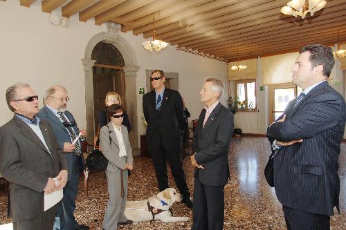 Riccardo Illy (Presidente Regione Friuli Venezia Giulia) in visita alla Villa di Luseriacco di Tricesimo assieme all'Assessore regionale alle Autonomie locali, Franco Iacop, accolti dal Presidente onorario della Sezione provinciale di Udine dell'Unione italiana Ciechi e Ipovedenti (Uici) e di Villa Masieri, Carino Tissino. (Tricesimo 19/10/07)
