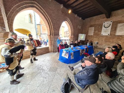 Gli zampognari sotto la loggia del municipio per la presentazione degli eventi della Pro loco Pn