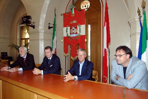 Riccardo Illy (Presidente Regione Friuli Venezia Giulia), Sergio Bolzonello (Sindaco Pordenone) e Giovanni Pittino (Presidente Mercurio SpA) alla firma del Protocollo d'intesa Regione-Comune di Pordenone per la realizzazione della rete wifi. (Pordenone 21/09/07)
