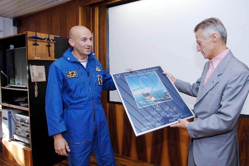 Riccardo Illy (Presidente Regione Friuli Venezia Giulia) con il Magg. Massimo Tammaro, Comandante delle Frecce Tricolori (pattuglia acrobatica nazionale dell'Aeronautica Militare), all'Aerobase di Rivolto. (Rivolto 14/09/07)
