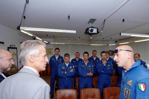 Riccardo Illy (Presidente Regione Friuli Venezia Giulia) ed Enrico Bertossi (Assessore regionale Attività produttive) con il Magg. Massimo Tammaro (Comandante Frecce Tricolori) e i piloti della pattuglia acrobatica nazionale dell'Aeronautica Militare, all'Aerobase di Rivolto. (Rivolto 14/09/07)
