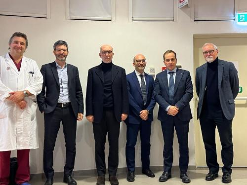 Foto di gruppo dei relatori con l'assessore regionale alla Salute Riccardo Riccardi.
