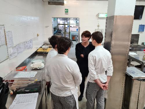 L'assessore Alessia Rosolen con alcuni allievi del corso cucina dello Ial di Aviano nel corso della visita al Centro di formazione