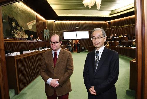 Il vicegovernatore Mario Anzil assieme al console generale del Giappone Kobayashi Toshiaki all'entrata dell'Aula del Consiglio regionale