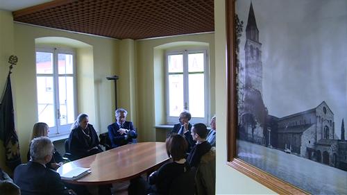 Antonio Zanardi Landi (Consigliere diplomatico Presidente Repubblica Giorgio Napolitano) e Gianni Torrenti (Assessore regionale Cultura) durante l'incontro in Municipio con la Giunta comunale - Aquileia 04/01/2015