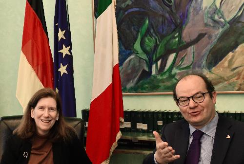 Il vicegovernatore Mario Anzil in Consiglio regionale con il console generale di Germania a Milano Susanne Welter