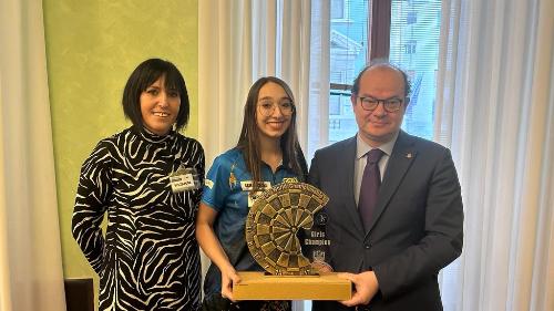 Il vicegovernatore Anzil con la campionessa mondiale di freccette Under 18 Aurora Fochesato