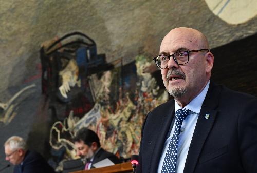 L'assessore al Patrimonio, demanio, servizi generali e sistemi informativi del Friuli Venezia Giulia, Sebastiano Callari, durante i lavori d'Aula.