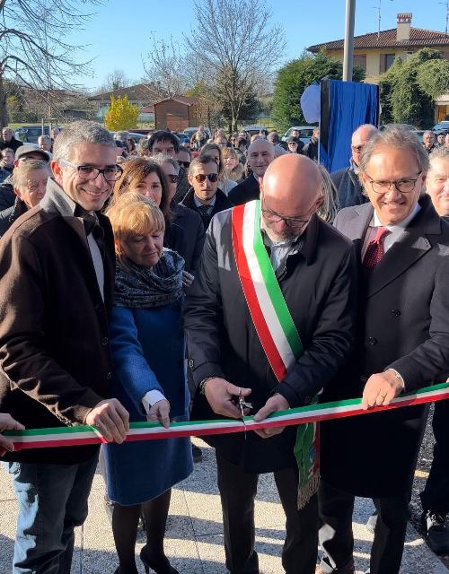 L'assessore regionale Pierpaolo Roberti al taglio del nastro della pista di pattinaggio di Corno di Rosazzo