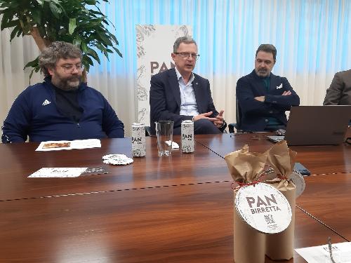 L'assessore regionale alle Risorse agroalimentari, forestali e ittiche Stefano Zannier (al centro) alla presentazione della birra PanBirretta