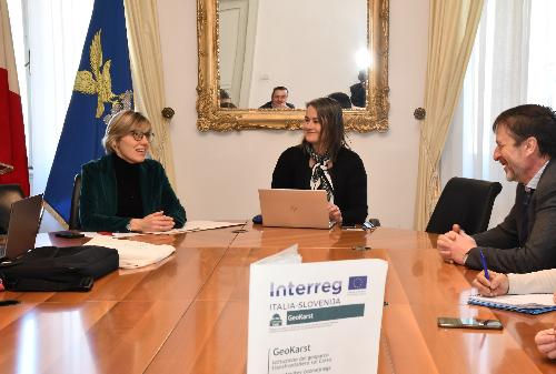 L'assessore regionale alle Finanze Barbara Zilli dopo l'incontro con la delegazione guidata da Slawomir Tokarski, direttore responsabile di Interreg presso la Direzione Generale della Politica Regionale e Urbana della Commissione Europea