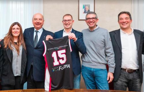 L’assessore alle Autonomie locali Pierpaolo Roberti con il sindaco di Trieste Dipiazza e i vertici di Futurosa Basket e iVision Tech.