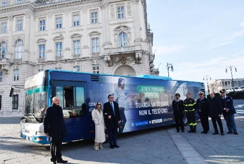 L'assessore Roberti e le autorità in posa davanti al bus della Trieste Trasporti scelto per veicolare i messaggi di sensibilizzazione sulla guida sicura di Trieste4Safety FVG.