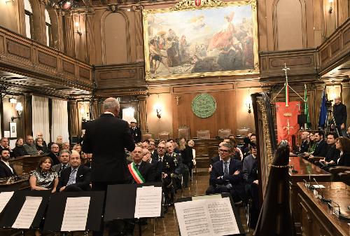 L'assessore regionale Pierpaolo Roberti, a destra, partecipa al concerto di Natale del Coro del Conservatorio Tartini nella sala del Consiglio comunale di Trieste.