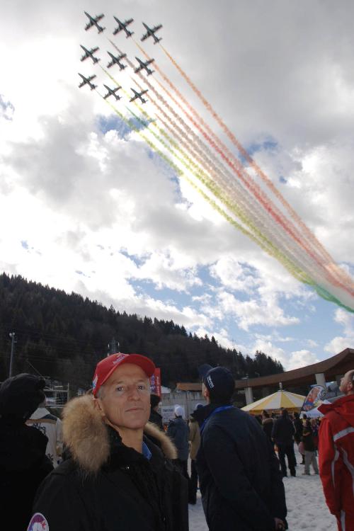 Riccardo Illy (Presidente Regione Friuli Venezia Giulia) ritratto durante il passaggio delle Frecce Tricolori mentre assiste alla prima giornata di gare della Coppa del Mondo femminile di sci. (Tarvisio 02/03/07)
