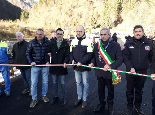Taglio del nastro per l'assessore alla Protezione civile Riccardo Riccardi nel corso dell'inaugurazione del nuovo ponte sul torrente Miozza che collega le frazioni di Cella e Agrons nel Comune di Ovaro.