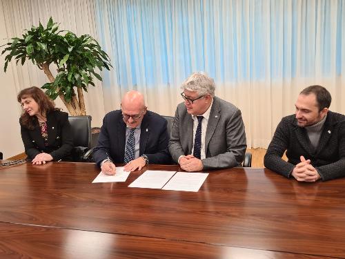 L'assessore regionale al Patrimonio e Demanio Sebastiano Callari firma l'accordo di programma con il Comune di Udine per il recupero dell'ex caserma Osoppo
