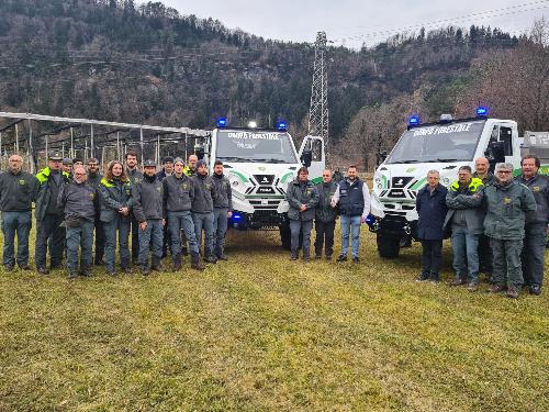 L'assessore alle Risorse forestali Stefano Zannier con gli operatori del Corpo forestale regionale in occasdione della consegna delle due nuove autobotti antincendio