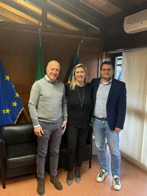 L'assessore regionale alla Infrastrutture e Territorio Cristina Amirante con il sindaco di Castelnovo del Friuli Juri Del Toso (a destra) e il vicesindaco Romeo Zurini.