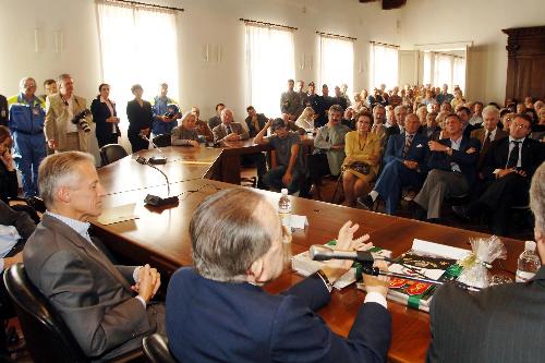 Riccardo Illy (Presidente Regione Friuli Venezia Giulia) con il Giulio Andreotti (Senatore a vita) alla cerimonia di commemorazione a 30 anni dal sisma che sconvolse il Friuli. (Fagagna 11/10/06)
