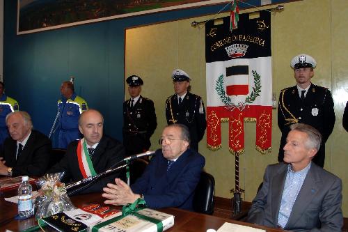 Riccardo Illy (Presidente Regione Friuli Venezia Giulia) con il Giulio Andreotti (Senatore a vita) alla cerimonia di commemorazione a 30 anni dal sisma che sconvolse il Friuli. (Fagagna 11/10/06)
