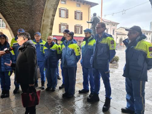 Volontari della Protezione civile regionale nella loggia antistante il duomo