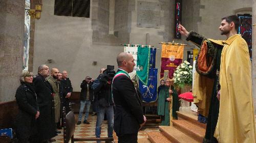 La consegna del tallero durante la mressa solenne in duomo 