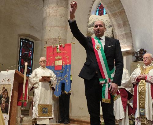Il sindaco di Gemona di Gemona, Roberto Revelant, mostra alla comunità il tallero d'argento 