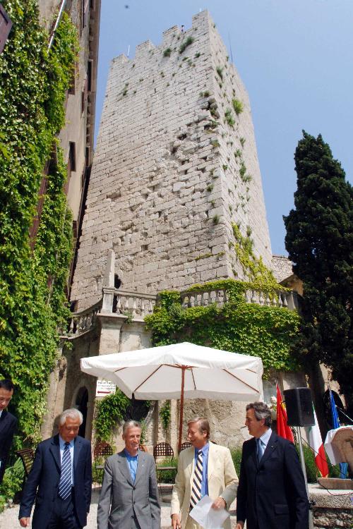 Il Presidente Riccardo Illy con Dong Jinyi (Ambasciatore della Repubblica Popolare Cinese) (Duino, 12/05/06)
