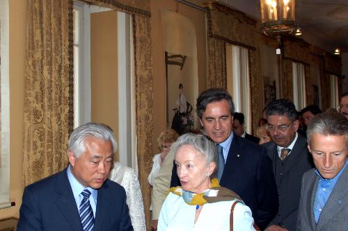 Riccardo Illy (Presidente Regione FVG) con Roberto Antonaz (Assessore regionale all’istruzione, cultura, sport e pace) all'inaugurazione della mostra "La Cina al Castello di Duino" (Duino, 12/05/06)
