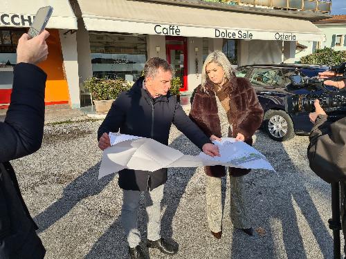 L'assessore regionale Cristina Amirante e il sindaco di Porcia Marco Sartini analizzano il progetto della nuova rotatoria sulla statale Pontebbana tra Porcia e Pordenone.