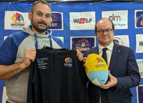 Il vicepresidente e assessore allo Sport della Regione Friuli Venezia Giulia Mario Anzil insieme al presidente di Alp Rugby Tarvisio Alberto Stentardo. 