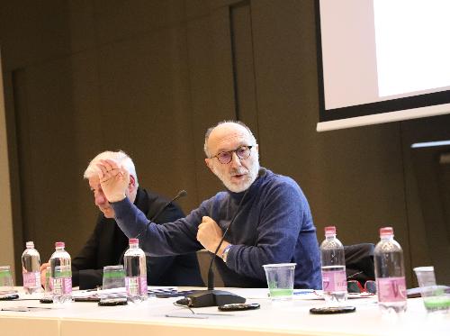 L'assessore Riccardo Riccardi interviene al tavolo dedicato a sport e disabilità, a Udine