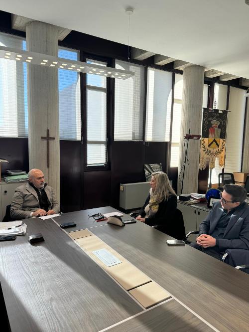 L'assessore regionale Cristina Amirante con il sindaco di Forgaria nel Friuli Pierluigi Molinaro