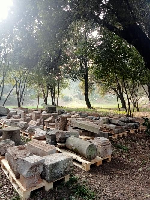 Il cantiere con il materiale recuperato nel Parco di Villa Corononi-Cronberg a Gorizia.