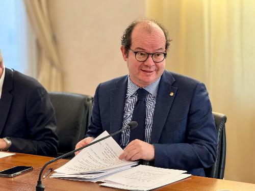 Il vicegovernatore Mario Anzil mentre partecipa ai lavori della Giunta 