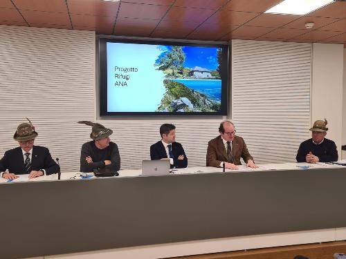 Il vicegovernatore Mario Anzil interviene alla conferenza stampa "Interventi di ripristino e riqualificazione di rifugi e sentieri di competenza delle sezioni Alpini del Fvg" a Udine