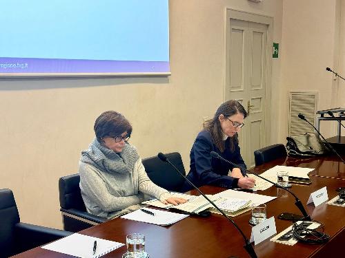 L'assessore regionale Alessia Rosolen (a sinistra nella foto) nella conferenza stampa sulle Politiche attive del lavoro